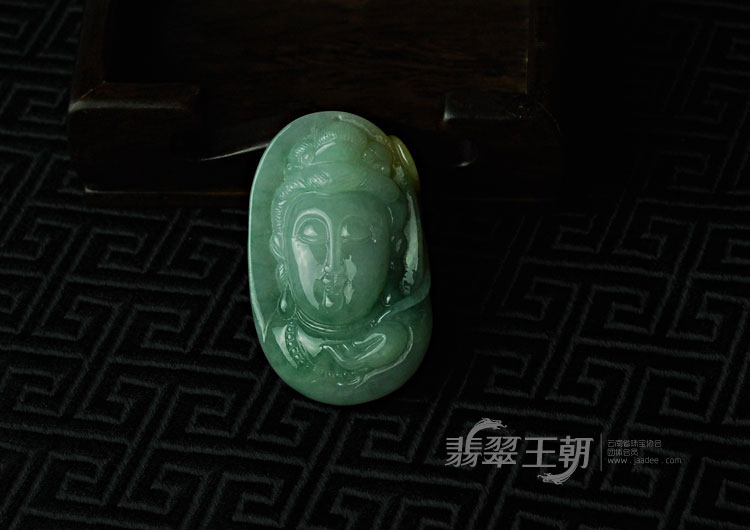 糯冰种三彩缅甸翡翠观音头挂件