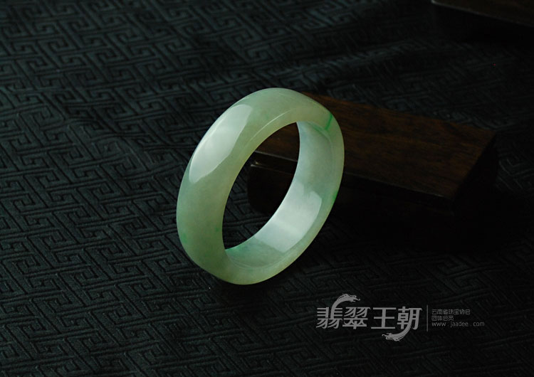 糯冰种飘翠缅甸翡翠方条手镯（55.9）