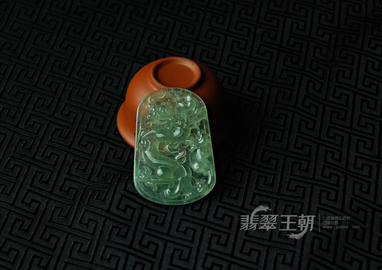 冰玻种晴水缅甸翡翠龙牌挂件