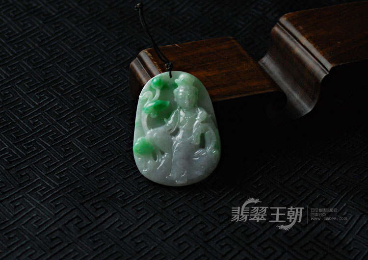 糯冰种翠色缅甸翡翠观音挂件