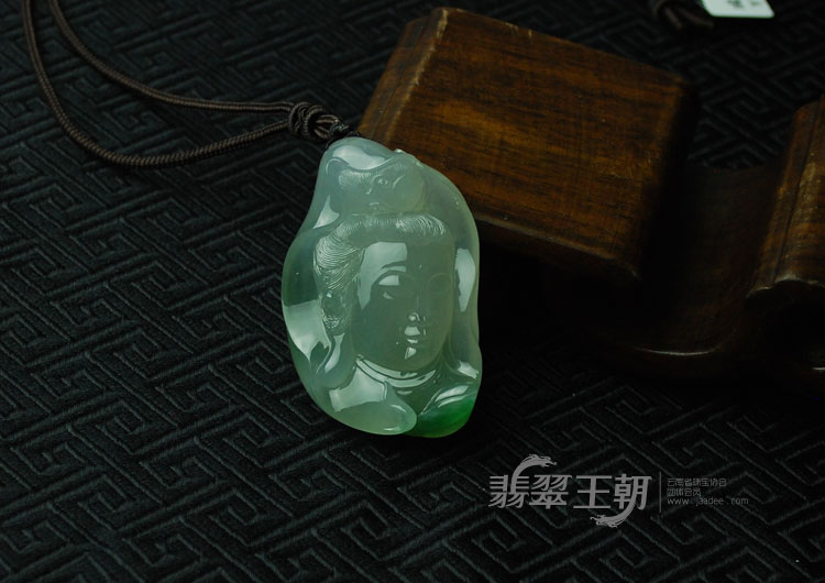 冰种飘翠缅甸翡翠观音头挂件