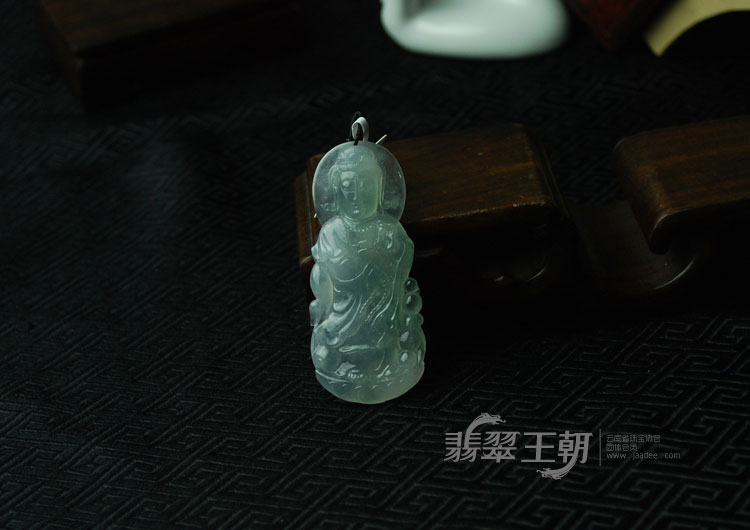 冰玻种淡晴水缅甸翡翠观音挂件