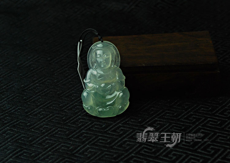 冰玻种淡晴水缅甸翡翠观音挂件