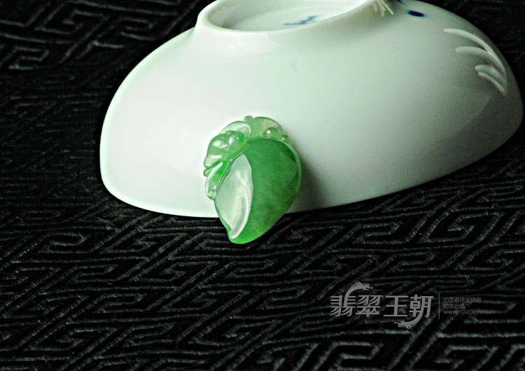 冰种翠色缅甸翡翠寿桃挂件