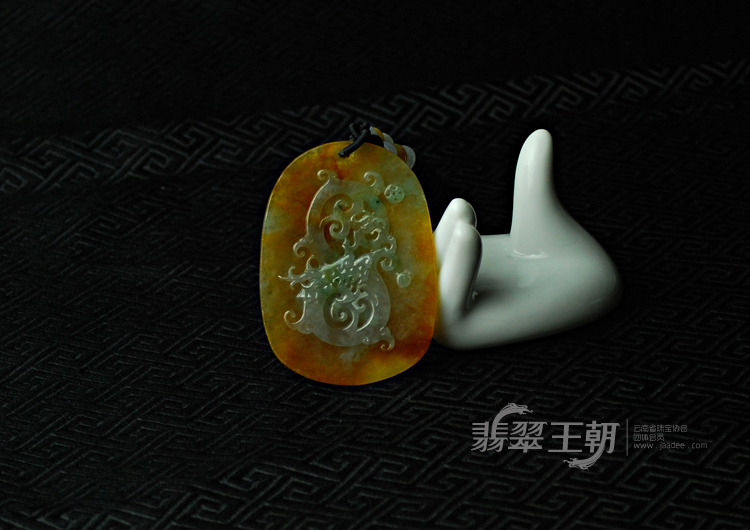 糯冰种红黄翡缅甸翡翠龙凤牌挂件