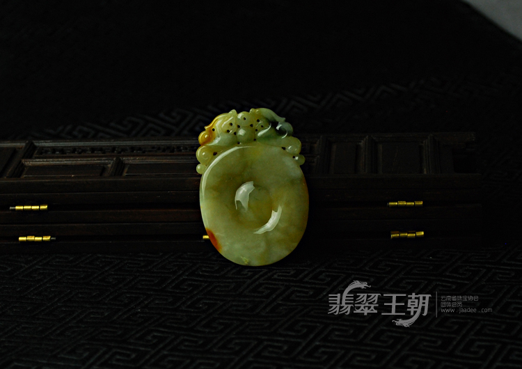 糯冰种红黄翡缅甸翡翠双龙戏珠挂件
