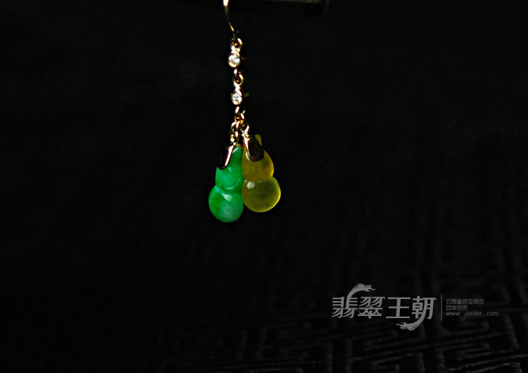 糯冰种黄翡翠色缅甸翡翠葫芦耳坠