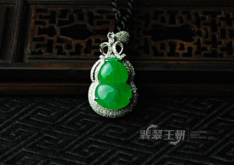 冰种正阳绿满绿包白金缅甸翡翠葫芦胸坠
