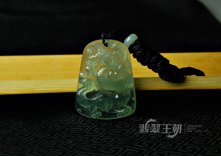 玻璃种晴水缅甸翡翠龙牌挂件
