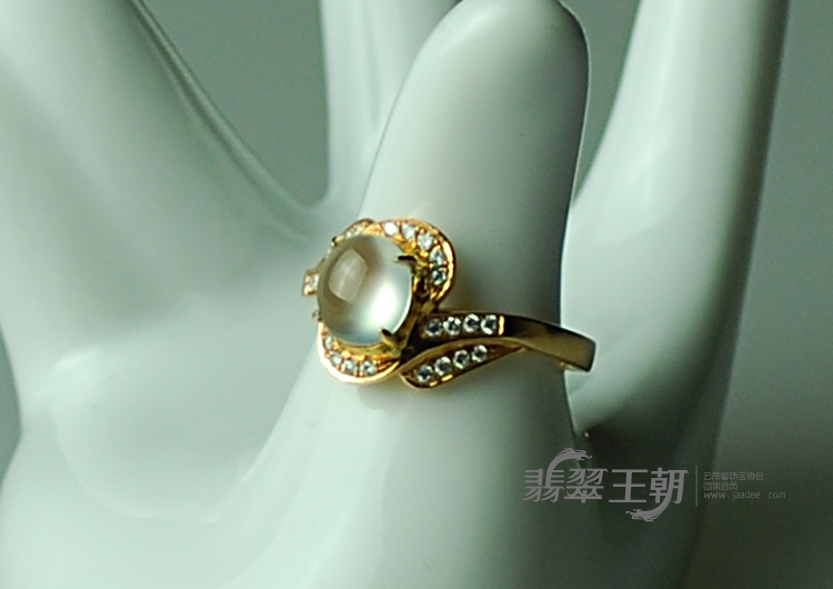 玻璃种强莹光包白金缅甸翡翠女戒