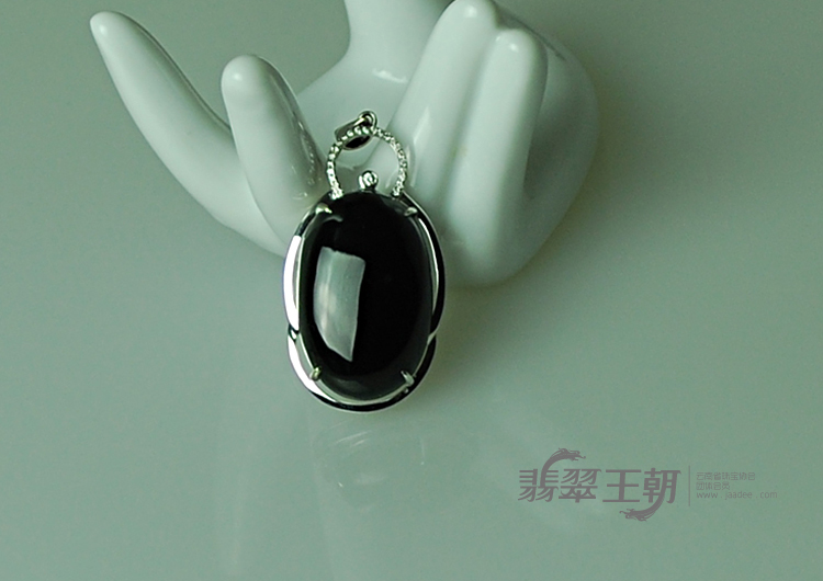 冰玻种墨翠包白金缅甸翡翠胸坠
