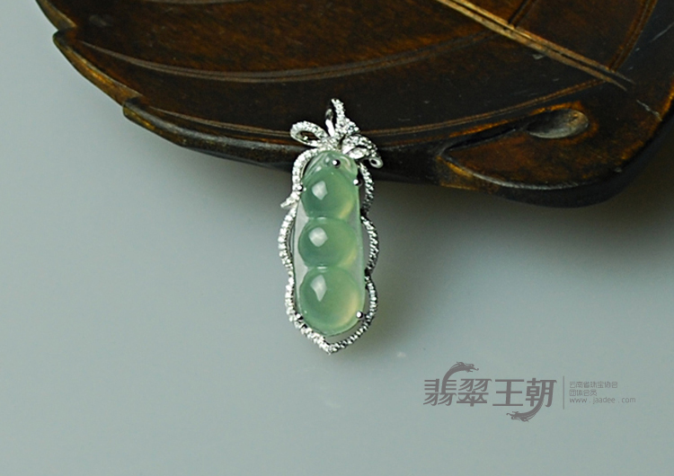 冰玻种晴水包白金缅甸翡翠四季豆胸坠