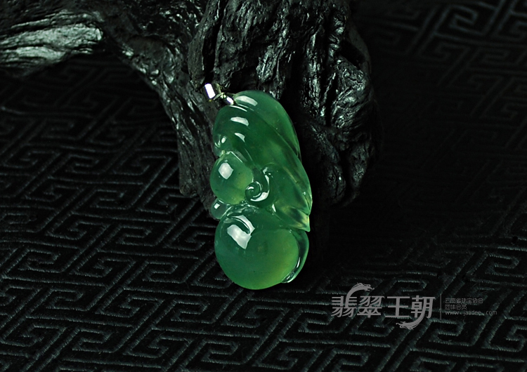 冰玻种晴水缅甸翡翠飞龙在天挂件