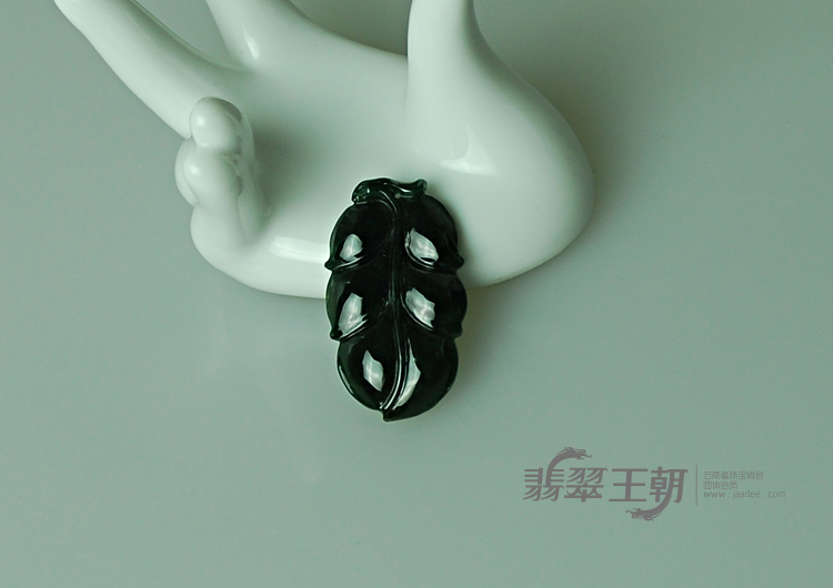 糯冰种墨翠缅甸翡翠叶子挂件