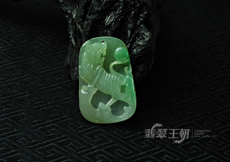 糯冰种飘翠缅甸翡翠虎牌挂件