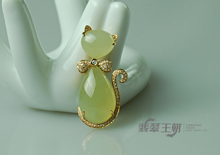 冰种黄翡缅甸翡翠包玫瑰金招财猫胸坠（真钻）