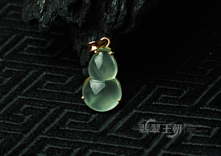 玻璃种缅甸翡翠包金葫芦胸坠