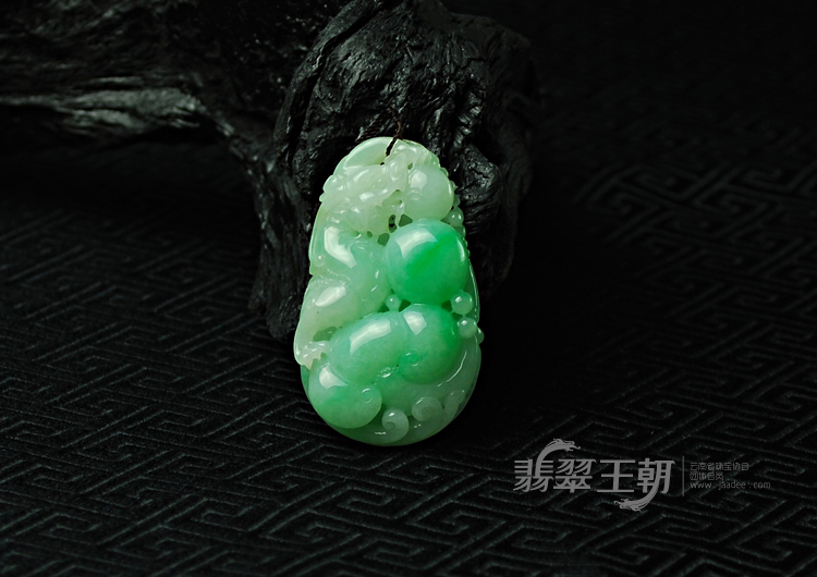 细糯种飘翠缅甸翡翠龙行如意挂件