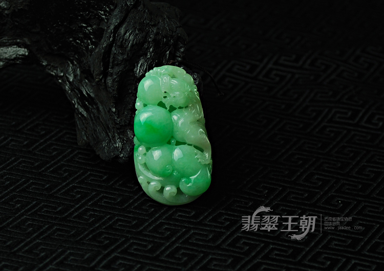 细糯种飘翠缅甸翡翠龙行如意挂件
