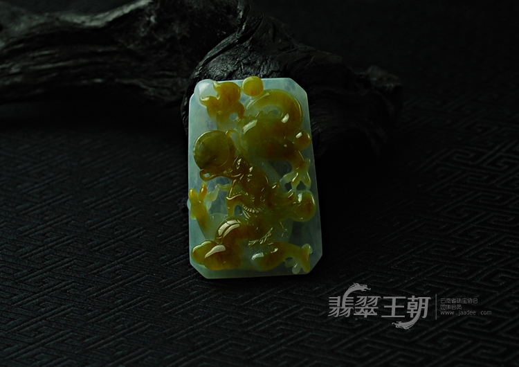 糯冰种黄翡缅甸翡翠龙牌挂件
