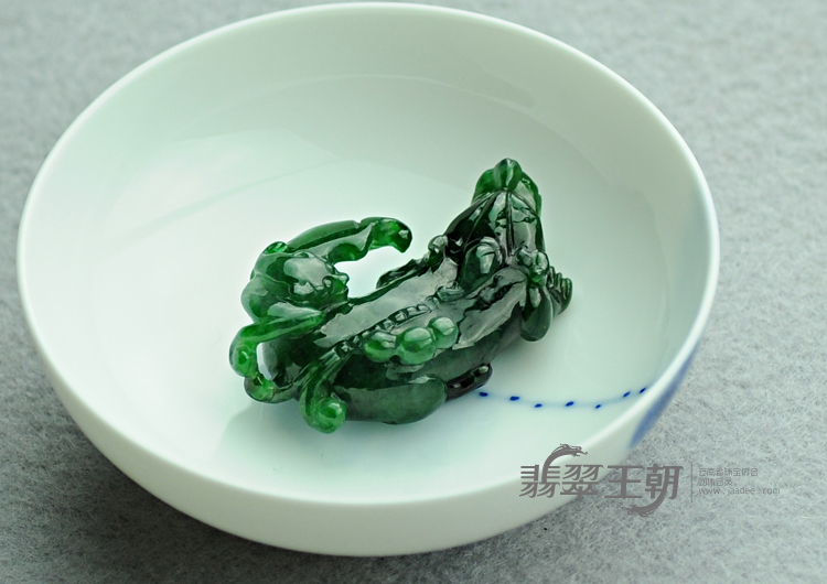 糯冰种浓绿缅甸翡翠貔貅挂件