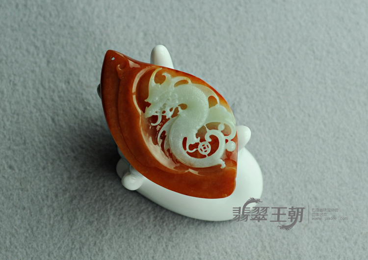 糯冰种红翡缅甸翡翠龙牌挂件