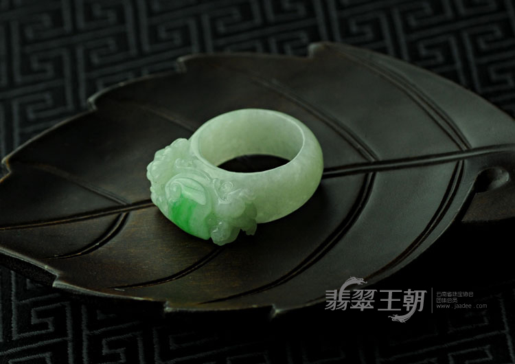 糯冰种翠色缅甸翡翠如意貔貅戒指