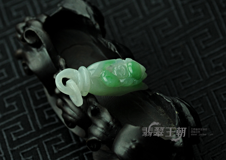 糯冰种翠色缅甸翡翠手执佛挂件