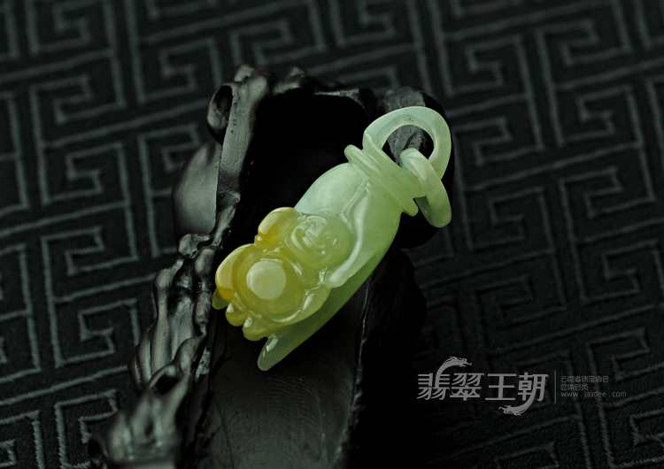 糯冰种黄翡缅甸翡翠手执佛挂件