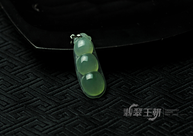 冰种飘翠晴水缅甸翡翠四季豆挂件