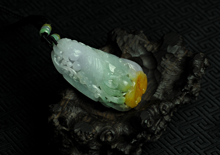 糯冰种三彩缅甸翡翠英明神武手玩件