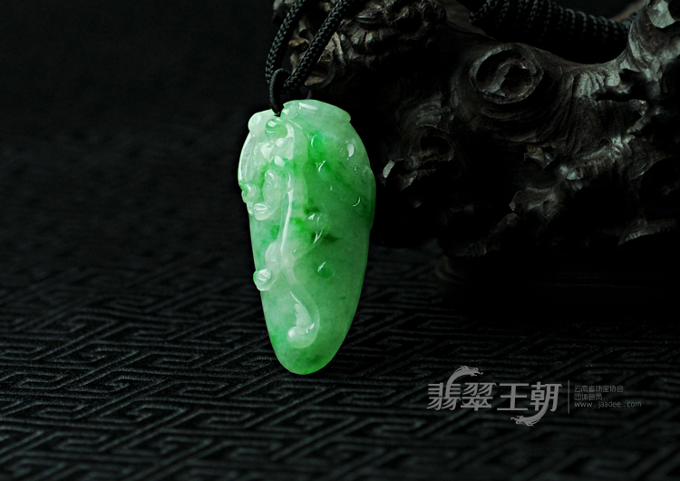 糯冰种飘翠缅甸翡翠螭龙福瓜挂件