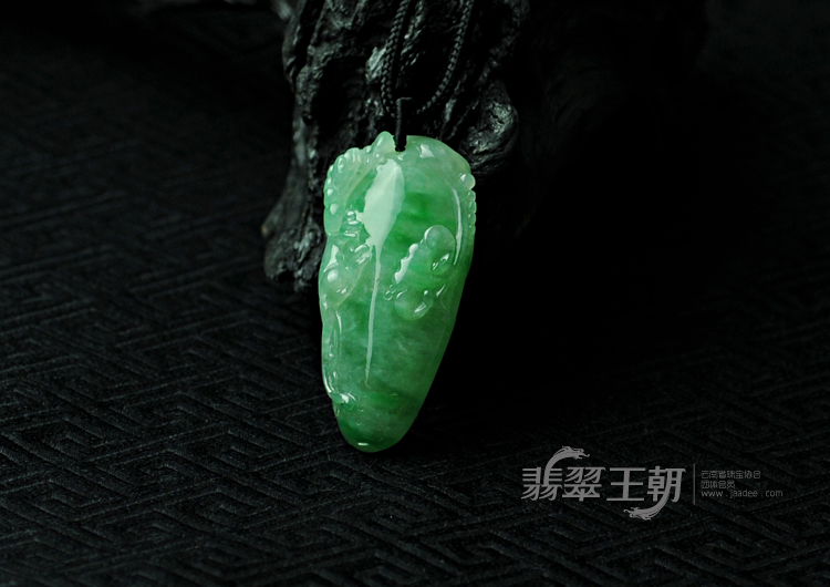 糯冰种飘翠缅甸翡翠螭龙福瓜挂件