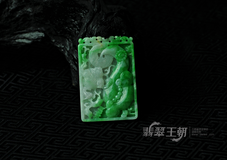 糯冰种翠色缅甸翡翠如意缠身牌挂件