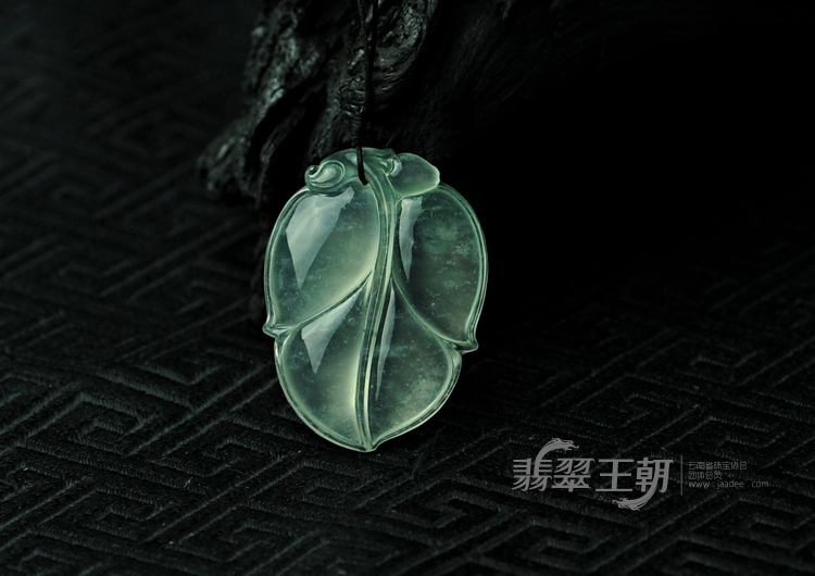 玻璃种飘花缅甸翡翠叶子挂件