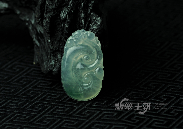 冰玻种飘花缅甸翡翠如意挂件