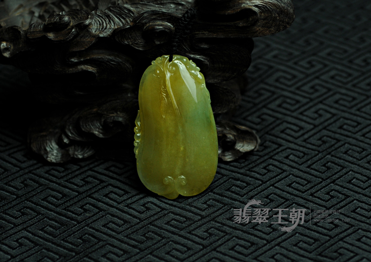 糯冰种黄翡缅甸翡翠福瓜挂件
