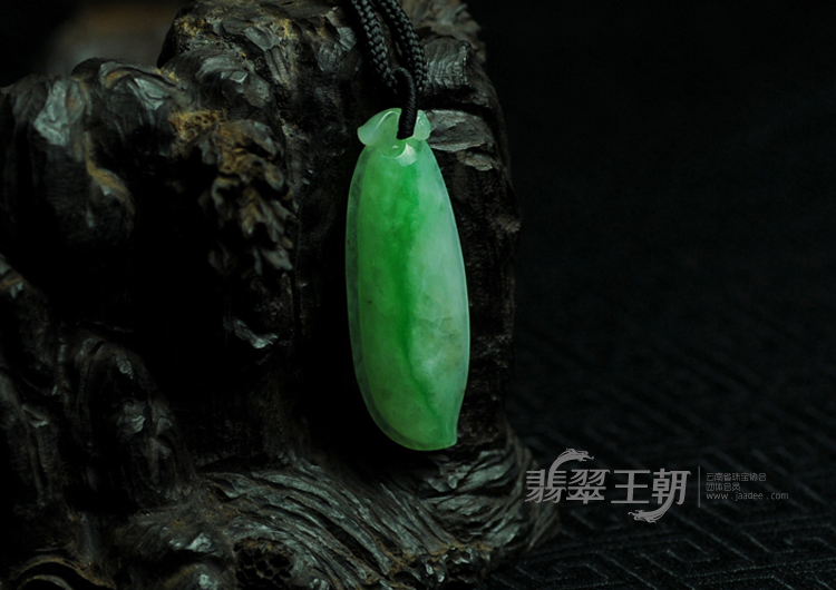 糯冰种飘翠缅甸翡翠福瓜挂件