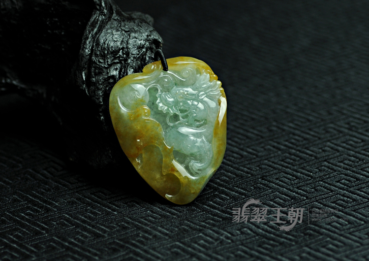 冰种黄翡飘花缅甸翡翠龙凤牌挂件