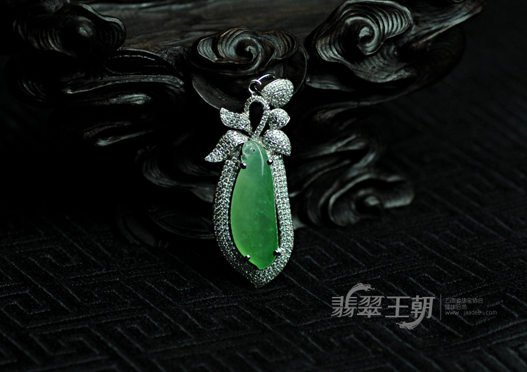 冰种绿晴满绿缅甸翡翠包白金福瓜胸坠（水钻）
