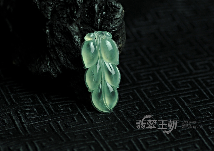 冰玻种晴水缅甸翡翠叶子挂件