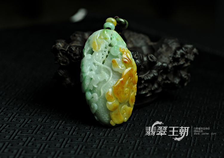 糯冰种黄加绿缅甸翡翠生意兴隆手玩件