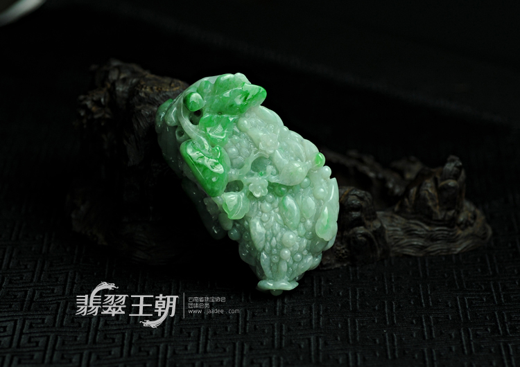 糯冰种阳绿缅甸翡翠苦尽甘来手玩件