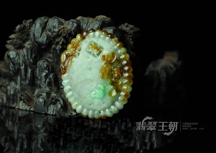 糯冰种三彩缅甸翡翠甜甜蜜蜜挂件