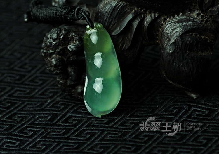 冰玻种淡黄加绿缅甸翡翠四季豆挂件
