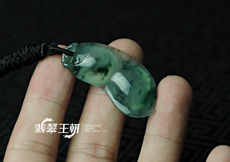 冰玻种飘花缅甸翡翠四季豆挂件