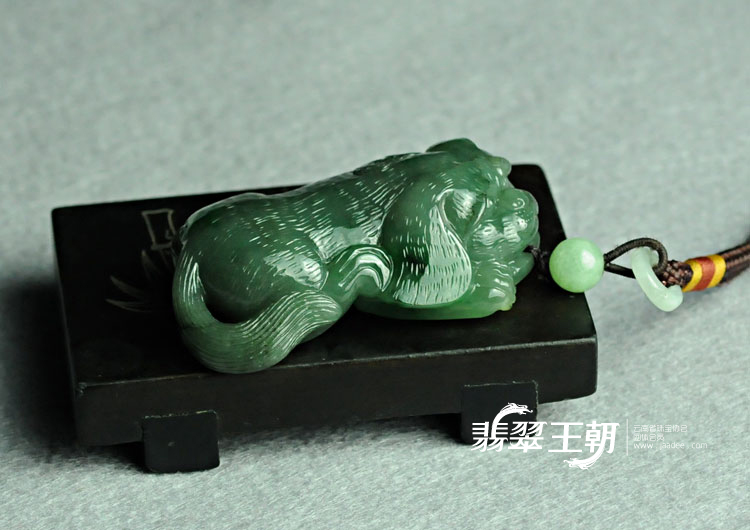 糯冰种油青飘翠缅甸翡翠旺财手玩件