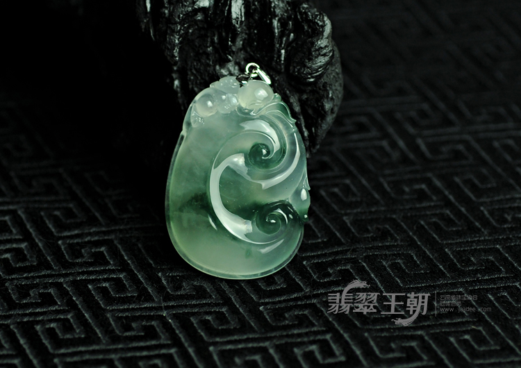 冰玻种飘花缅甸翡翠如意挂件