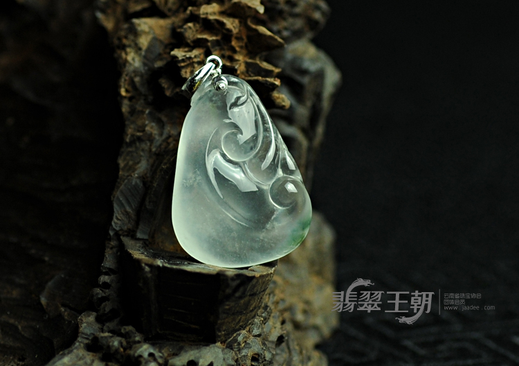 老坑玻璃种强莹光飘花缅甸翡翠福禄寿挂件