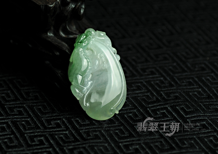 冰种飘花缅甸翡翠福龙挂件